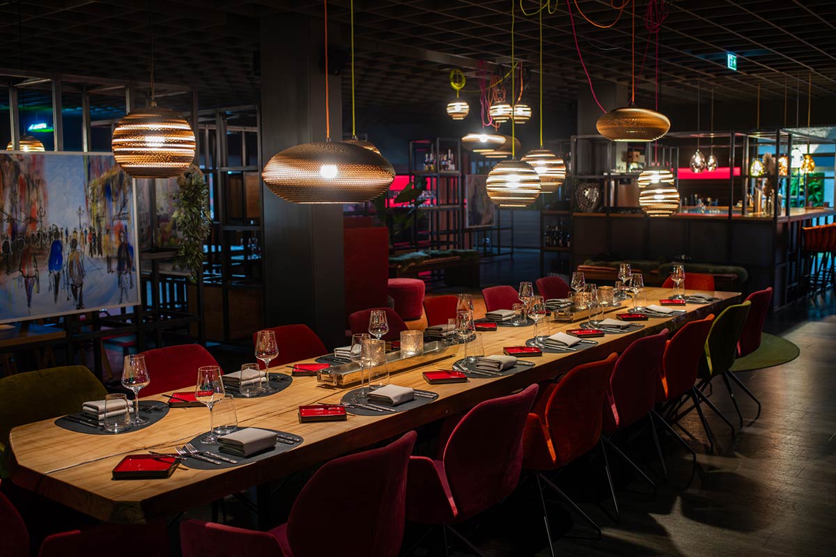 Das midi Restaurant in stimmungsvoller Abendbeleuchtung